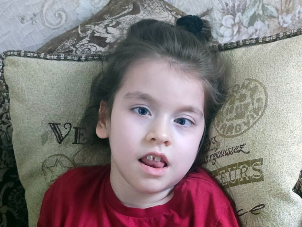 Мелании — 8 лет, она научилась переворачиваться, удерживать голову