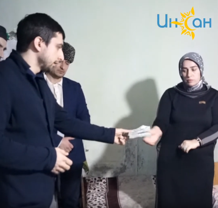 The management of the “Insan” Charitable Foundation visited Latifat and handed her the collected money